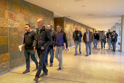 Trabajadores de Made salen de una reunión en el edificio de las Cortes tras una concentración de protesta en febrero.-ICAL