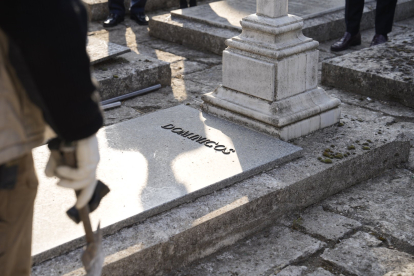 Exhumación del féretro del Padre Gago, en el cementerio del Salvador. -E.M.