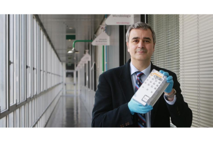 David Rodríguez Lázaro posa con unas muestras biológicas en las instalaciones de la Universidad de Burgos.-RAÚL OCHOA