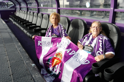 Emilia y Benita en el banquillo del Real Valladolid en el estadio Zorrilla. / J. M. LOSTAU