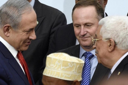 Netanyahu (izquierda) y Abás se saludan en la conferencia sobre cambio climático de la ONU, en Le Bourget, en las afueras de París, el 30 de noviembre del 2015.-AP / MARTIN BUREAU