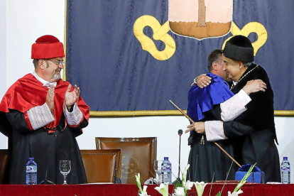 El nuevo rector, Antonio Largo, recibe la felicitación del antiguo, Daniel Miguel, en presencia del consejero de Educación, Fernando Rey.-J.M. LOSTAU