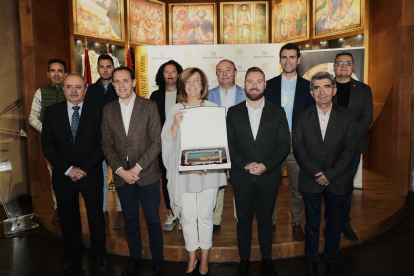 Ángeles Armisén, presidenta de la Diputación de Palencia, recibe la 'Lenteja de Oro' en la Feria del Pan y la Lenteja de Tierra de Campos. -DIPUTACIÓN VALLADOLID