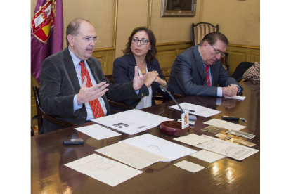 El director de la institución, José Manuel López, muestra varios de los documentos, acompañado por la diputada provincial, Raquel Contreras, y el secretario de la institución, Vicente Ruíz de Mencía-Ical