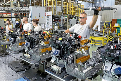 Operarios de la planta Motores de Renault, en Valladolid, en sus puestos de trabajo.-J.M. LOSTAU