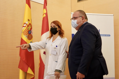 El consejero de Sanidad, Alejandro Vázquez, asiste a la presentación de la gerente del Hospital Río Hortega, Belén Cantón. / ICAL