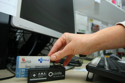 Un profesional sanitario utiliza la tarjeta sanitaria para una receta electrónica gestionada por Medora.-ICAL