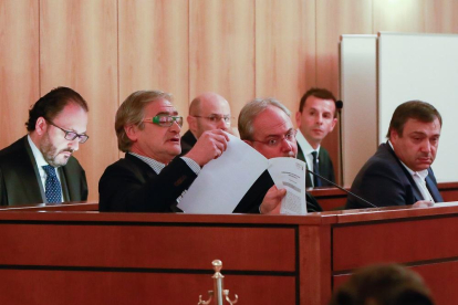 Acusados en el ‘Caso PGOU’ durante una de las sesiones del juicio que se celebró en octubre en la Audiencia.-J.M. LOSTAU