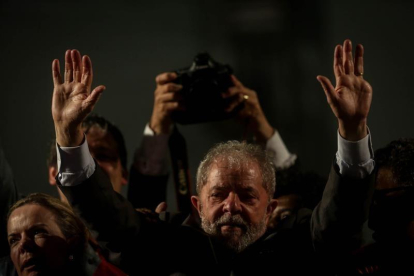 El expresidente brasileño Luiz Inácio Lula da Silva, ayer en un evento con miles de simpatizantes.-EFE
