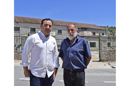 Mariano Gómez (derecha), presidente de la cooperativa Santiago Apóstol, con Jesús Soto, delante de la bodega cebrereña.-ARGICOMUNICACIÓN