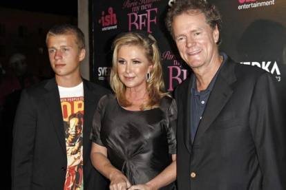 Conrad Hilton posa junto a sus padres, Kathy y Rick Hilton, en la alfombra roja de los premios MTV.-AP