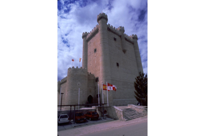 Castillo de Fuensaldaña-JOSEFINA BLANCO