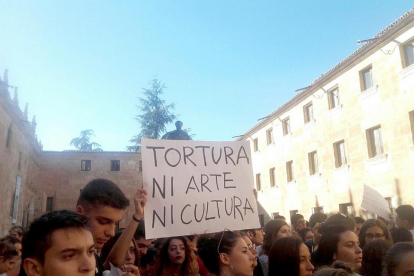 Estudiantes concentrados a las puertas del Edificio Histórico en contra de la Cátedra de Tauromaquia.-COLECTIVO ESTUDIANTIL