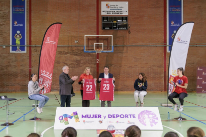 Oscar Castañeda entrega dos camisetas personalizadas de Castilla y león Fernández Mañueco y a María Isabel Blanco. / EM