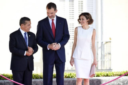 El Rey Felipe VI y la Reina Letizia junto al presidente del Perú, Ollanta Humala.-Foto: GSR