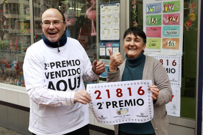Julia Peñas y Manuel Martínez, contentos por vender un décimo del segundo premio de ‘El Niño’.-J.M. LOSTAU