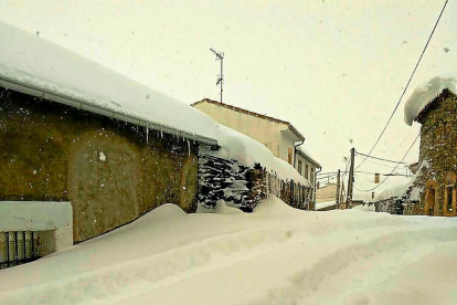 Una calle del municipio abulense de Solana de Rioalmar, uno de los pueblos incomunicados por las intensas nevadas.-EL MUNDO