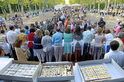 Cientos de personas durante la degustación gratuita del postre de la Virgen de San Lorenzo en la Acera de Recoletos.-J. M. LOSTAU