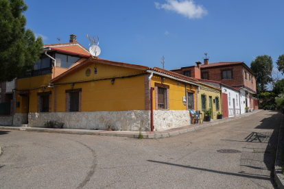 Casa molinera en el camino viejo de Renedo en el barrio Los Santos-Pilarica en la actualidad.- J.M. LOSTAU