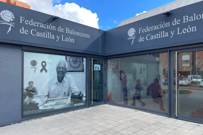 Fachada de la Federaciíon de Baloncesto de Castilla y león con la imagen del tristemente desaparecido pepe Moratinos. / FBCYL