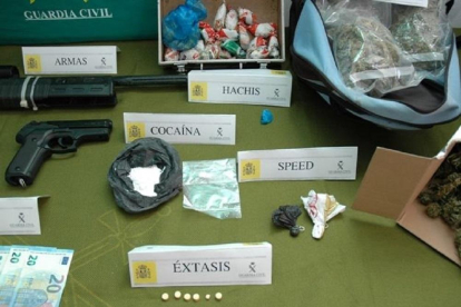 Drogas y utensilios incautados en la operación Huerto Verde.-Europa Press