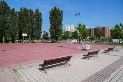 Zona deportiva en el parque del barrio  Los Santos-Pilarica.- J.M. LOSTAU