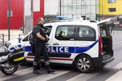 Agentes de policía participando en un dispositivo de rescate, el pasado 13 de julio en Francia.-Foto: EFE / ETIENNE LAURENT