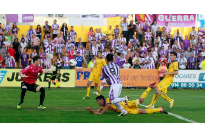 Javi Guerra marca gol en Santo Domingo en el playoff de ascenso en 2012. / J. B.