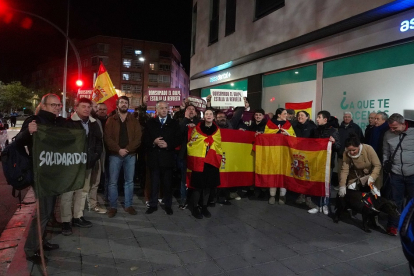 Concentración de Vox ante la sede del PSOE de Valladolid en protesta por la amnistía. Asisten Juan García-Gallardo, Mariano Veganzones y Pablo Sáez. ICAL