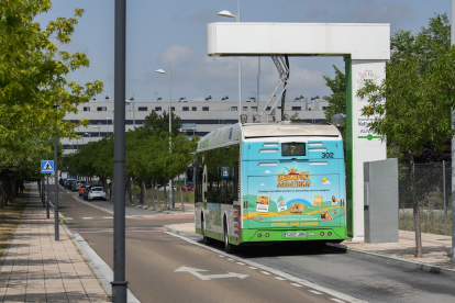 Autobús urbano eléctrico en el punto de recarga de la calle Cometa en el barrio Los Santos-Pilarica.- J.M. LOSTAU