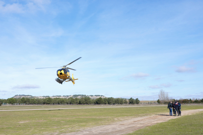 Despegue de un helicóptero del dispositivo de búsqueda de los dos ocupantes del ultraligero desaparecido en la zona de Matilla de los Caños. -ICAL.
