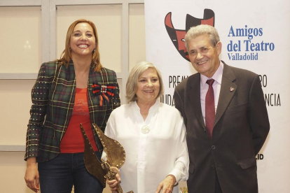 La diputada Inmaculada Toledano, Tina Sainz y  el presidente de Amigos del Teatro, Félix Hernández.-PHOTOGENIC/M.A. SANTOS