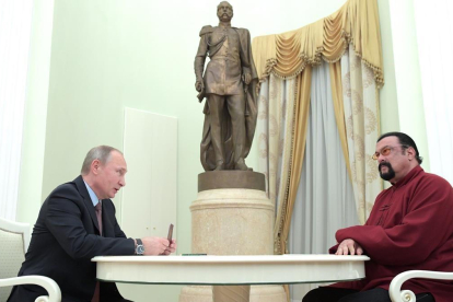 Vladimir Putin y Steven Seagal, en el Kremlin /-ALEXEI DRUZHININ SPUTNIK KRE