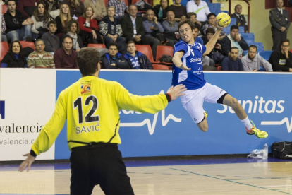 Miguel Lacasa arma el brazo para intentar batir al portero del BM Huesca-M. A. SANTOS
