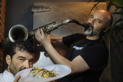 Juanma Melchor, Jefe de Cocina y Fernando Aguado, maître y saxofonista.-ENRIQUE CARRASCAL