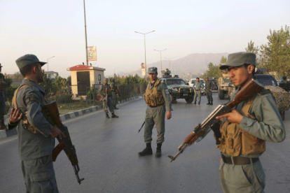 Agentes de las fuerzas de seguridad afganas, este jueves, tras el ataque en la Universidad Americana de Kabul.-AP / RAHMAT GUL
