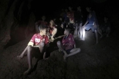 Encuentran a los 13 niños desaparecidos en Tailandia tras pasar nueve días en una cueva inundada.-/ REAL EJÉRCITO DE TAILANDIA