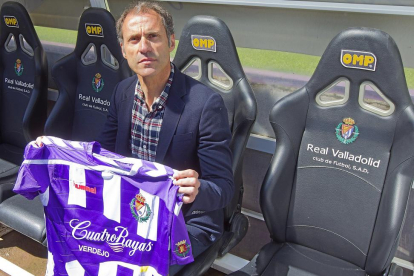 Alberto López posa con la camiseta pucelana en su nuevo puesto de trabajo: el banquillo del Real Valladolid.-J. M. LOSTAU
