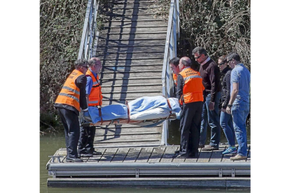 Operacios del servicio forense alzan el cadáver de Lalo García en uno de los pontones del río Pisuerga-P. REQUEJO