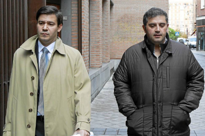 El edil detenido y puesto en libertad, Francisco Claro (dcha.) sale del juzgado acompañado de su abogado-J.M.Lostau