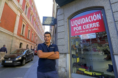 Rubén Domínguez a las puertas de su establecimiento en la calle Jesús.-PABLO REQUEJO