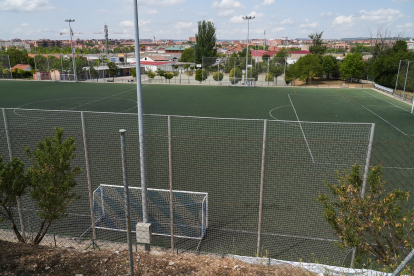 Campos de fútbol El Tomillo en el barrio Los Santos-Pilarica.- J.M. LOSTAU