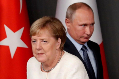 Angela Merkel y Vladimir Putin, en un encuentro en octubre del 2018.-REUTERS
