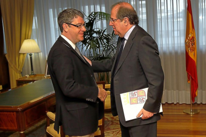 El ministro de Energía, Álvaro Nadal, y el presidente de la Junta, Juan Vicente Herrera, en un momento del encuentro en el Ministerio-ICAL