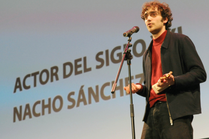 El actor Nacho Sánchez recoge el Roel en la SECIME. E.M.