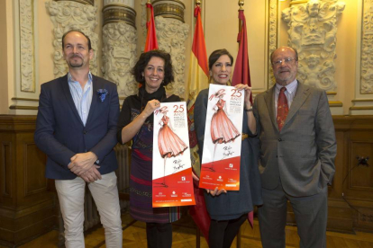 El alcalde de Valladolid, Francisco Javier León de la Riva (d), presenta el desfile de los diseñadores Pablo Merino (i)y Mayaya Cebrián (2d) con la colección de ropa 'up-town'. Les acompaña en la imagen, Mercedes Cantalapiedra (2i)-Ical