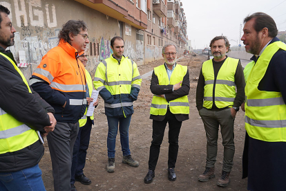 Óscar Puente junto a Luis Vélez, Manuel Saravia, Alberto Bustos y técnicos municipales durante la visita a las obras de la calle Nochevieja. E. M.