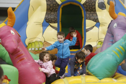Cuatro niños disfrutaron ayer en uno de los hinchables instalados en la Feria, en una nueva edición de Navival.-J.M.LOSTAU