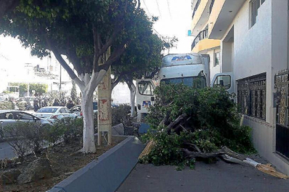 El conductor de un tráiler impacta contra un hotel en León tras perder el control.-E.M.