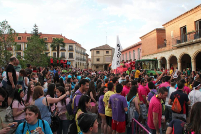 Asistentes al chupinazo en la Plaza Mayor de Medina de Rioseco.-El Mundo